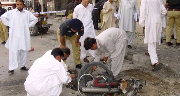 Bomb disposal officials examine the site of a blast in Quetta, July 4, 2008.  Reuters
